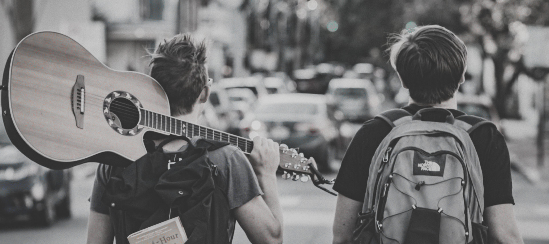 To gutter med ryggsekk og gitar