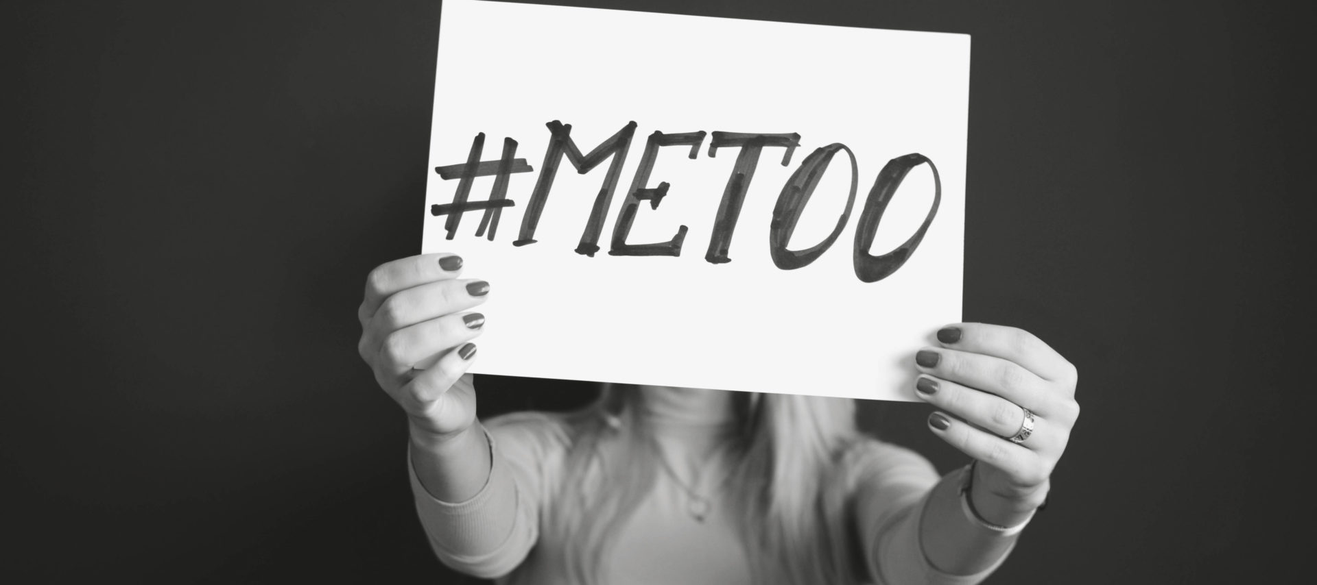 Kvinne holder opp skilt med #MeToo